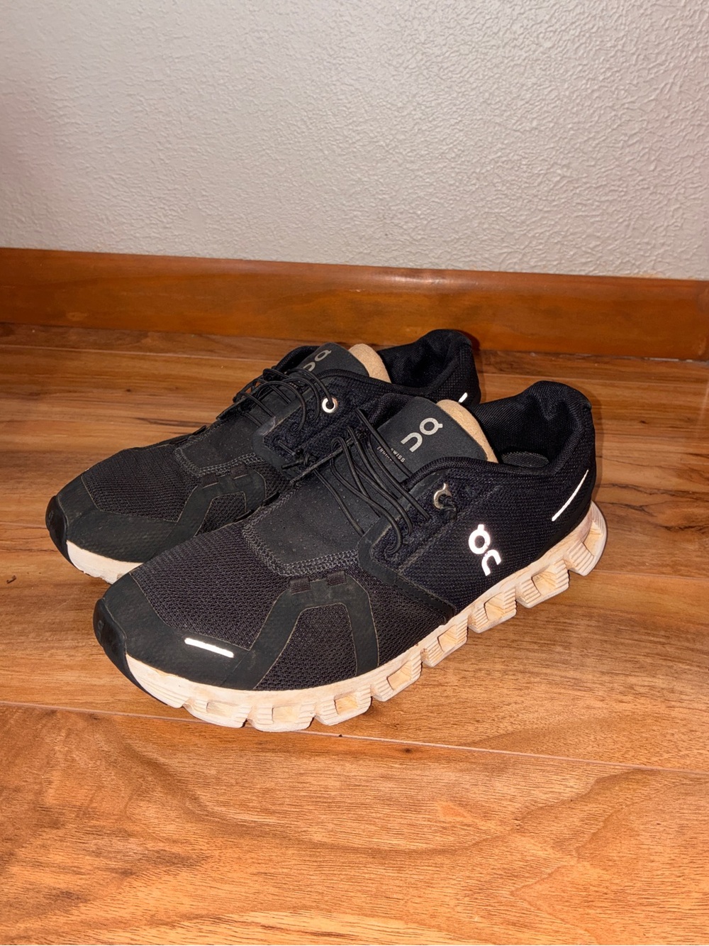 On Cloud 5 Women’s Athletic Running Sneaker Shoes, black & white - size 9